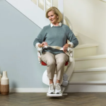 monte-escalier-personne-age